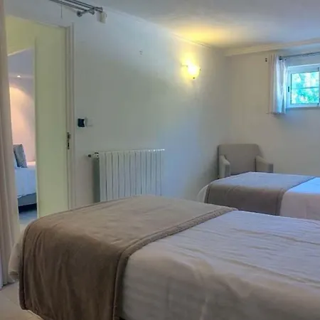 Sleeps 9 Pool Air Con Wifi * 알만실