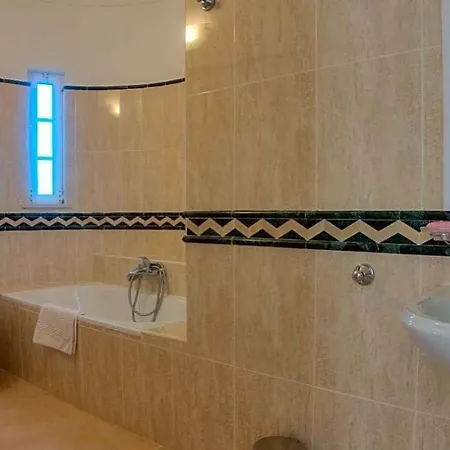 Sleeps 9 Pool Air Con Wifi